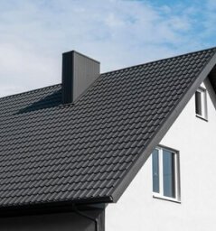 Residential roof in Cincinnati featuring grey shingles installed by expert contractors